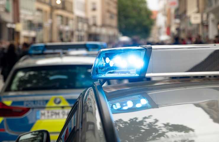 auto della polizia inglese con i lampeggianti accesi