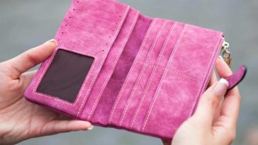 Portafogli rosa vuoto