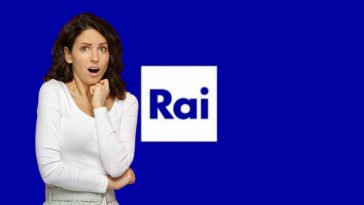 donna sconvolta e logo rai