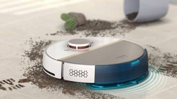 Robot aspirapolvere che passa su terriccio buttato per terra