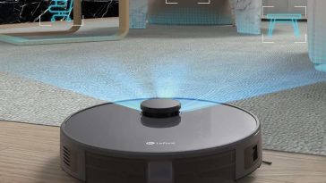 robot lefant in salotto che scansiona gli elementi circostanti tramite luce blu