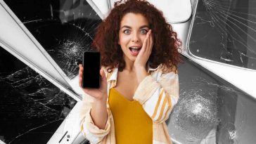ragazza sorpresa con cellulare nuovo smartphone rotti sullo sfondo