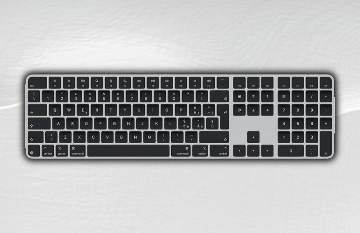 Apple Magic Keyboard su sfondo bianco