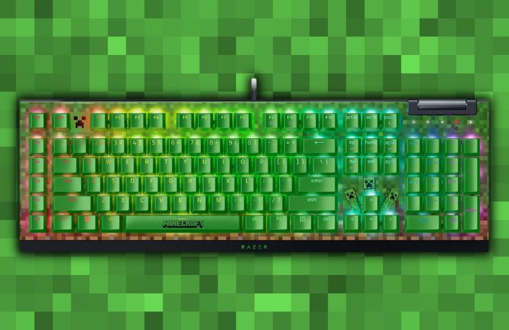 tastiera Razer con stile Minecraft con tasti verdi e disegni del Creeper su sfondo pixel verde