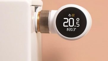 Termostato smart tado legato a un termosifone che segna 20.5 gradi