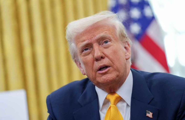 primo piano di trump nello studio ovale