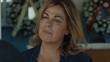 primo piano di lavinia che piange