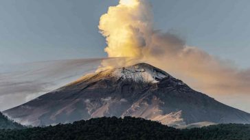 un vulcano con un pennacchio di fumo