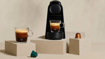 Nespresso Essenza Mini con capsule e tazzina di caffè