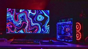 postazione da gaming con PC fisso e schermo su scrivania