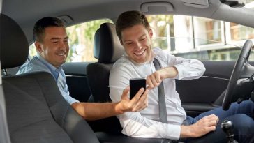 Uomini usano smartphone