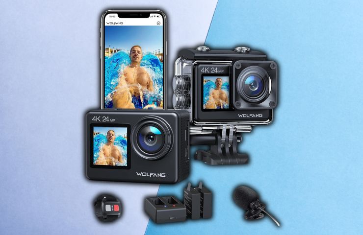 action cam wolfang con tutti gli accessori su sfondo azzurro