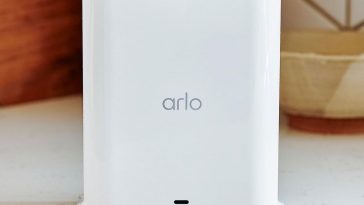 arlo stazione base smart hub appoggiato su una superficie liscia