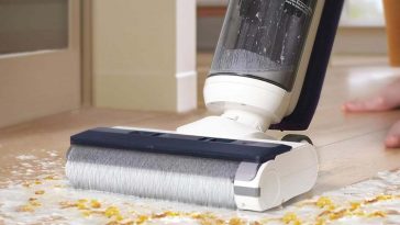 tineco lavapavimenti IFLOOR in funzione che lava un pavimento sporco con schiuma