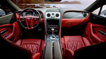 Interno di un'auto di lusso con dettagli sul valante e il cambio