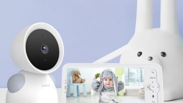 telecamera, tablet che riprende bambino che gioca, sullo sfondo un conieglio giocattolo