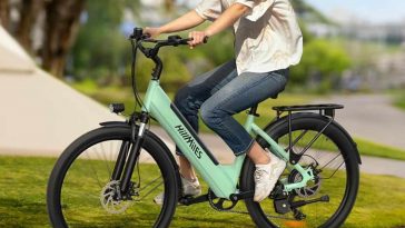 persona a bordo della bici elettrica Hill Miles in un parco