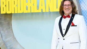 randy pitchford davanti a logo di Borderlands
