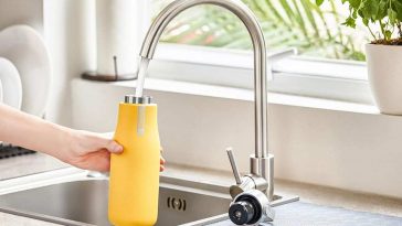 borraccia viene riempita dal lavello della cucina