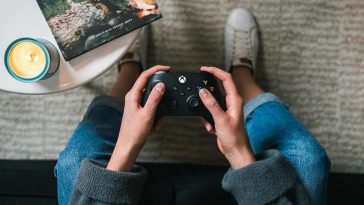 inquadratura dall'alto di una persona che usa un controller xbox