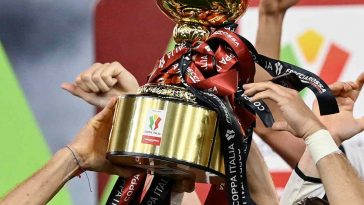 La coppa Italia alzata dai giocatori del Bologna