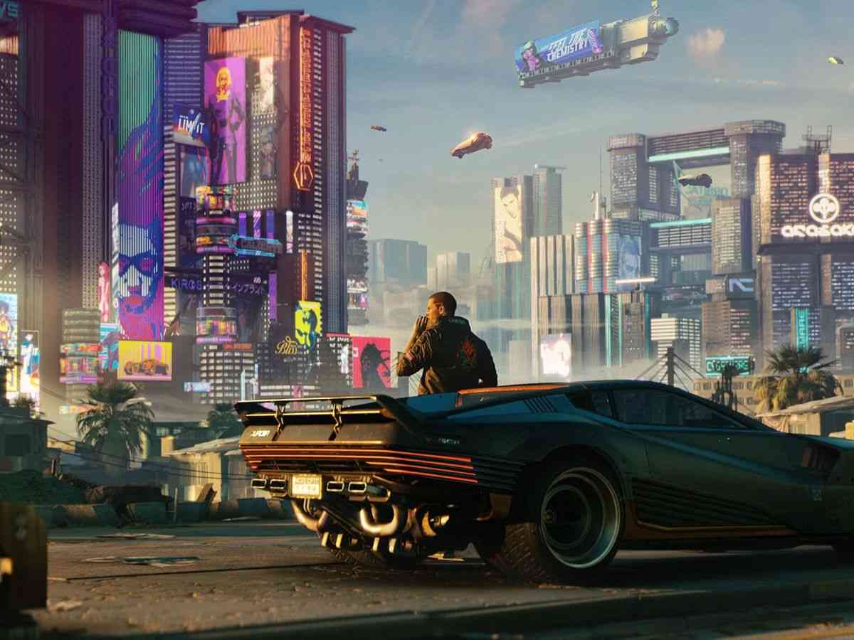 cyberpunk 2077 key art con macchina in mezzo alla strada in città futuristica e personaggio di spalle davanti alla macchina