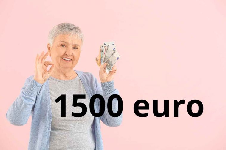 donna anziana con soldi euro in mano