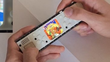 DOOM giocato su un righello