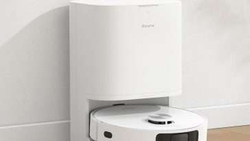 Robot aspirapolvere Dreame L10 appoggiato al muro