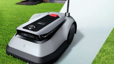 tagliaerba Ecovacs su sfondo erboso e striscia azzurra