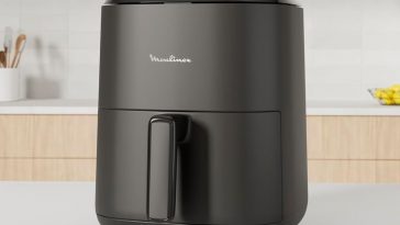 Friggitrice ad aria Moulinex appoggiata sul piano in cucina
