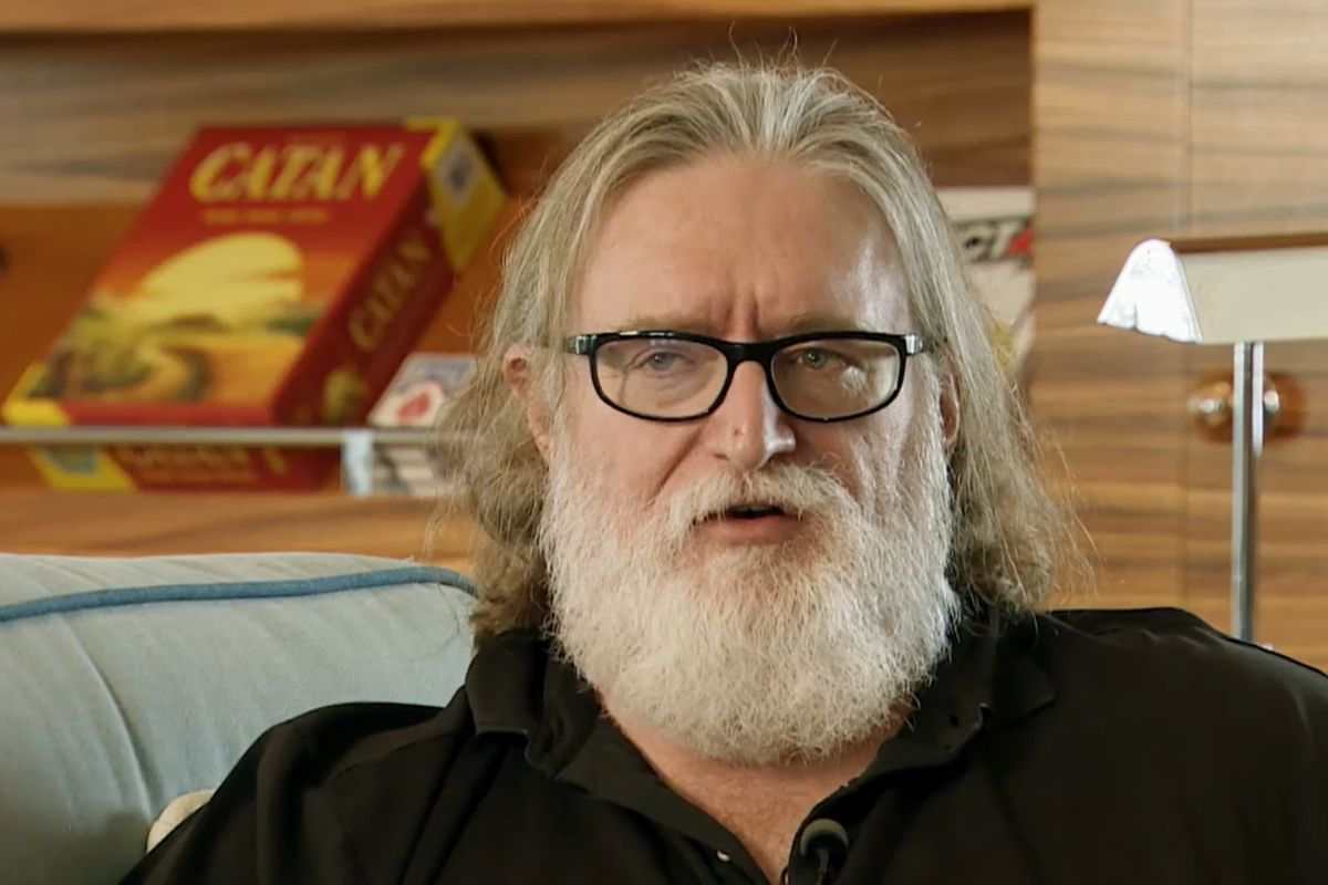 gabe newell con barba e capelli bianchi e lunghi