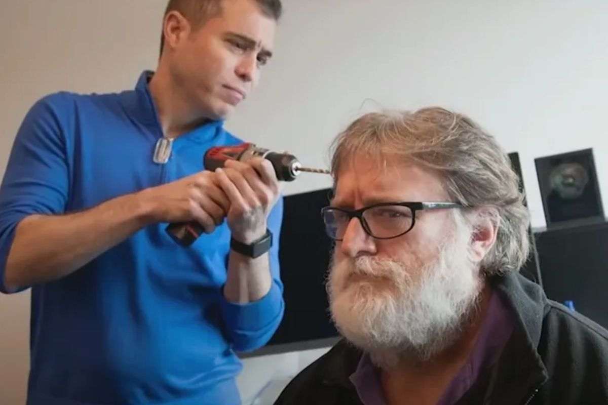 gabe newell con uomo con trapano vicino alla sua testa