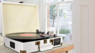 Giradischi DIGITNOW! a valigetta bianco con vinile sopra tavolinetto