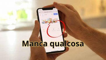 mani che usano smartphone con google search, cerchietto rosso e scritta manca qualcosa