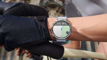 ciclista che ha al polso GT 5 di Huawei che segna una mappa con GPS