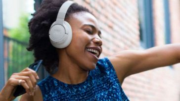 ragazza balla con cuffie JBL addosso