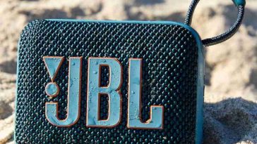 cassa Bluetooth JBL infilata nella sabbia