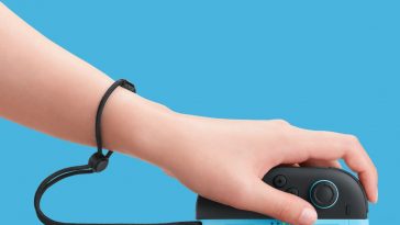 braccio di una persona che usa un Joy-Con in modalità mouse su sfondo azzurro