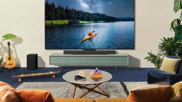 LG OLED EVO Serie C4 all'interno di un salotto con divano, tavolino