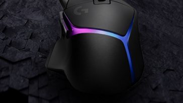 Mouse Logitech acceso su sfondo nero