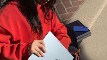 ragazza ripone macbook nello zaino