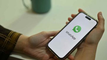 mani che usano whatsapp su un telefono