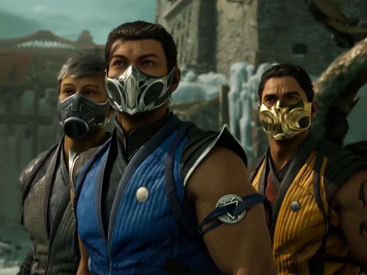 tre personaggi di mortal kombat: uomo con maschera e completo blu, uomo con maschera e completo giallo, uomo con maschera e completo nero