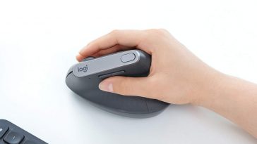 Persona che sta utilizzando il mouse verticale di Logitech