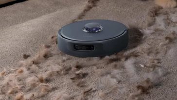 robot aspirapolvere Narwal che passa su un tessuto morbido aspirando peli di animali