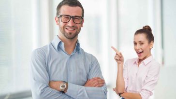 uomo con gli occhiali che sorride