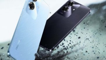 due smartphone Realme in volo tra gocce d'acqua e granelli di sabbia