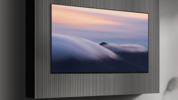 schermo samsung appeso su muro a righe