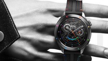 Xiaomi Watch S4 tenuto tra le dita da persona